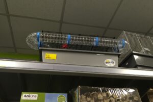 Hamsterkäfig mit Plastikröhre